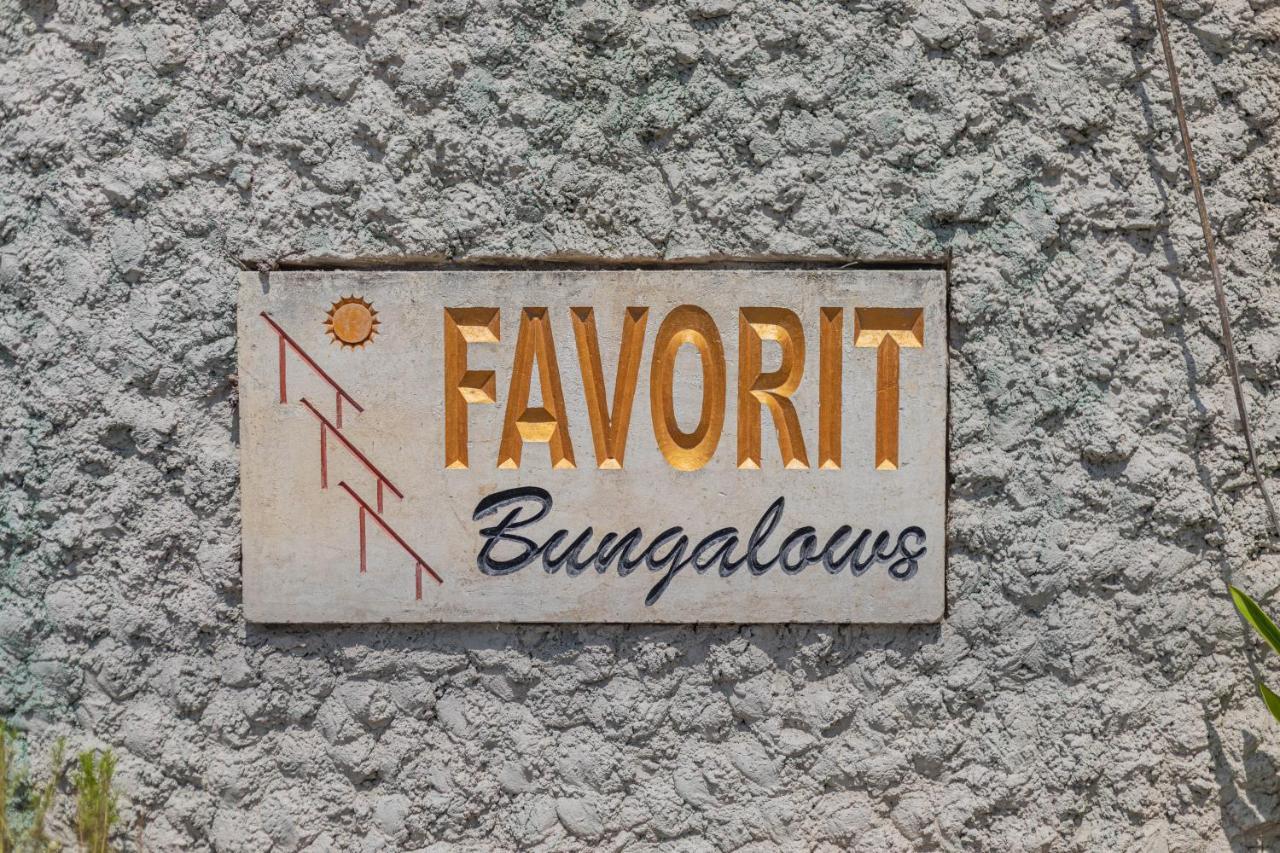 Favorit Exclusive & हॉलिडे पार्क 3*